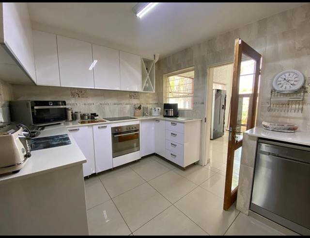 5 BEDROOM HOUSE FOR SALE IN ROODEKRANS